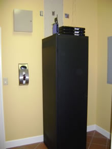 We placed the equipment in a rack and made the wiring neat.